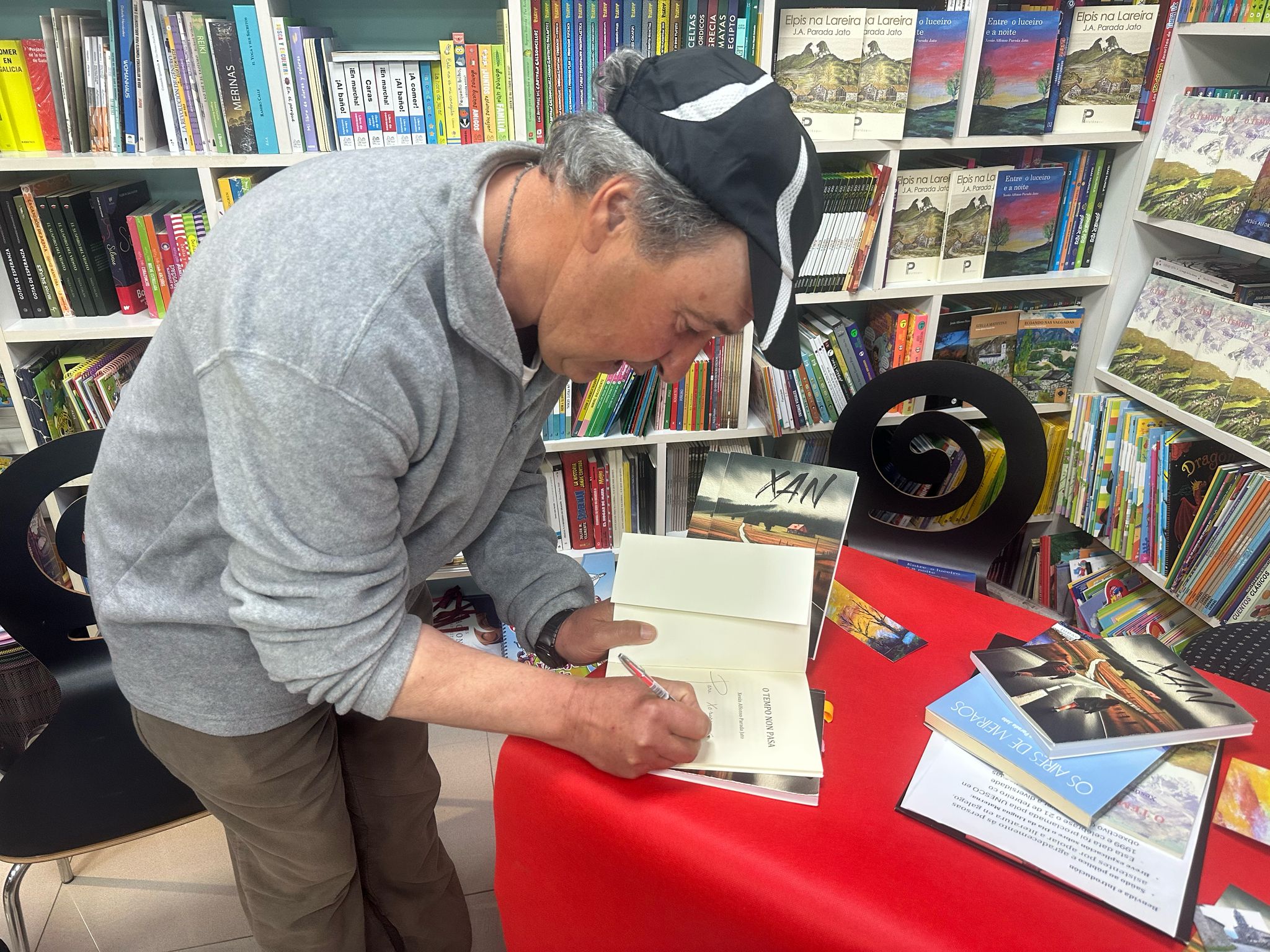 Jato asinando o seu poemario